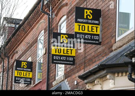 Selly Oak, Birmingham, 19 janvier 2023 - Une rangée de propriétés mitoyennes à louer à Selly Oak, Birmingham. Les prix des logements ont chuté à un rythme plus rapide que prévu, mais le nombre de ménages louant des logements privés au Royaume-Uni a plus que doublé au cours des deux dernières décennies, selon le recensement de 2021, pour atteindre 5 millions. Les loyers moyens au Royaume-Uni ont augmenté de 10,8 % par an en décembre 2022. Comme les prix de l'énergie continuent de rester élevés, les coûts de location d'une propriété le font aussi. Crédit : arrêtez Press Media/Alamy Live News Banque D'Images