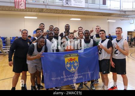 Les soldats affectés au 2nd Bataillon, 12th Infantry Regiment, 2nd Stryker Brigade combat Team, 4th Infantry Division et fort Carson posent pour une photo après avoir remporté le tournoi de basketball de la semaine d'Ivy au centre de fitness Ivy, fort Carson, Colorado, 25 mai 2022. Ces soldats ont montré ce que signifiait être un Soldat d'Ivy en se respectant les uns les autres et en s'opposant aux équipes, ainsi qu'en étant physiquement en forme et EN ÉTANT 'READY' pour gagner la compétition. Banque D'Images