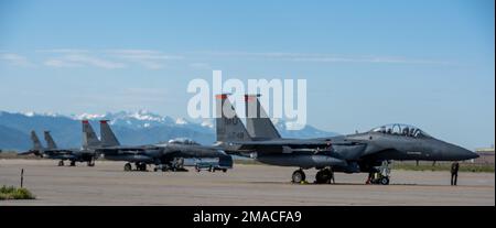 Les professionnels de l'entretien de la base aérienne de Mountain Home, Idaho, préparent les F-15E Strike Eagles pour les opérations de la mission pendant l'exercice Raging Gunfighter 22-2 à la base aérienne de Hill, Utah, 22 mai 2022. Le terrain et l'espace aérien du complexe Mountain Home Range offrent au ministère de la Défense des possibilités d'entraînement uniques et stimulantes de 9 600 000 kilomètres carrés. Banque D'Images