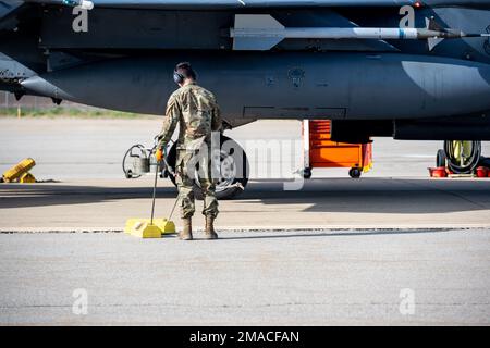Les professionnels de l'entretien de la base aérienne de Mountain Home, Idaho, préparent les F-15E Strike Eagles pour les opérations de la mission pendant l'exercice Raging Gunfighter 22-2 à la base aérienne de Hill, Utah, 22 mai 2022. Le terrain et l'espace aérien du complexe Mountain Home Range offrent au ministère de la Défense des possibilités d'entraînement uniques et stimulantes de 9 600 000 kilomètres carrés. Banque D'Images