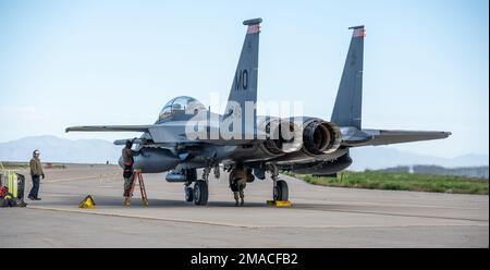 Les professionnels de l'entretien de la base aérienne de Mountain Home, Idaho, préparent les F-15E Strike Eagles pour les opérations de la mission pendant l'exercice Raging Gunfighter 22-2 à la base aérienne de Hill, Utah, 22 mai 2022. Le terrain et l'espace aérien du complexe Mountain Home Range offrent au ministère de la Défense des possibilités d'entraînement uniques et stimulantes de 9 600 000 kilomètres carrés. Banque D'Images