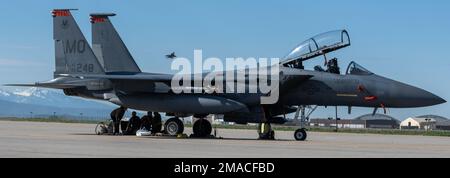 Les professionnels de l'entretien de la base aérienne de Mountain Home, Idaho, préparent les F-15E Strike Eagles pour les opérations de la mission pendant l'exercice Raging Gunfighter 22-2 à la base aérienne de Hill, Utah, 22 mai 2022. Le terrain et l'espace aérien du complexe Mountain Home Range offrent au ministère de la Défense des possibilités d'entraînement uniques et stimulantes de 9 600 000 kilomètres carrés. Banque D'Images