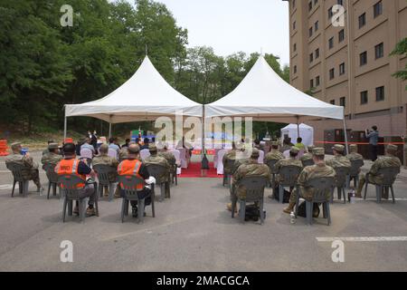 Les membres du service, les ressortissants coréens et les invités spéciaux se réunissent pour la cérémonie d'inauguration de l'installation de consolidation du quartier général de l'escadron 51st des communications à la base aérienne d'Osan, le 25 mai 2022. Le nouveau siège social fournira une infrastructure de centre de données plus petite, plus consolidée, plus intelligente et plus rapide. Banque D'Images