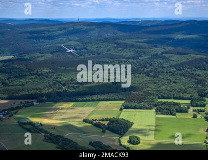 Un avion C-130J Super Hercules, affecté à l'escadron de transport aérien 37th, survole l'Allemagne au cours d'une grande mission d'entraînement en formation, 25 mai 2022. Le 37 AS a accueilli de multiples événements pour célébrer son anniversaire de 80th, y compris un aéroglisseur de masse et un C-130J Super Hercules et un Douglas C-47 écrans statiques. Banque D'Images