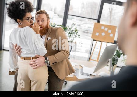 choqué femme afro-américaine se faisant prendre par mari tout en trichant avec un collègue barbu, image de la bourse Banque D'Images