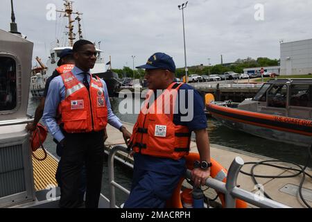 Le maire de Cleveland, Justin M. Bibb, et les États-Unis Michael Johnston, commandant du neuvième district de la Garde côtière, est situé sur un bateau d'intervention de 45 pieds de hauteur, car il est amarré jusqu'à la jetée de la station Cleveland Harbour, Ohio, 25 mai 2022. Après avoir visité les installations, le maire Bibb et son personnel ont été invités à se rendre sur le RB-M avec les gardes-côtes de la station. Banque D'Images