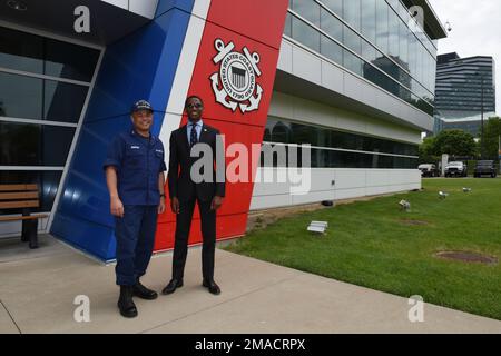 ÉTATS-UNIS Michael Johnston, commandant du neuvième district de la Garde côtière, présente une photo au maire de Cleveland, Justin M. Bibb, devant l'unité de sécurité maritime Cleveland (Ohio), 25 mai 2022. Le maire Bibb a été invité à visiter les installations et à rencontrer les gardes-côtes qui travaillent à l'unité. Banque D'Images