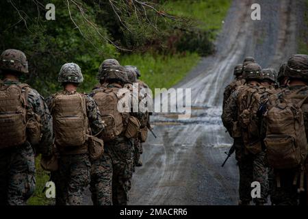 Marines avec son premier peloton, Bravo Company, caserne de Marine, Washington, mène une formation d'infanterie à la base du corps de Marine Quantico, Virginie, 25 mai 2022. Les Marines ont effectué un insert aérien via MV-22 Ospreys et ont affiné leurs compétences en matière de manipulation d'armes lors d'exercices de combat utilisant l'arme anti-armure légère AT-4, le lanceur à grenade M203, l'arme anti-armure légère M72 et le fusil M16A4. Banque D'Images