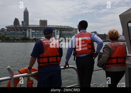 De gauche à droite, États-Unis Michael Johnston, commandant du neuvième district de la Garde côtière, Cleveland Justin M. Bibb, maire, et Bonnie Teeuwen, chef de l'exploitation, se tiennent sur un bateau-Medium de 45 pieds de la station Cleveland Harbour, Ohio, 25 mai 2022. La Garde côtière a invité le maire Bibb et son personnel à se mettre en route et à rencontrer le personnel de Station Cleveland Harbour. Banque D'Images