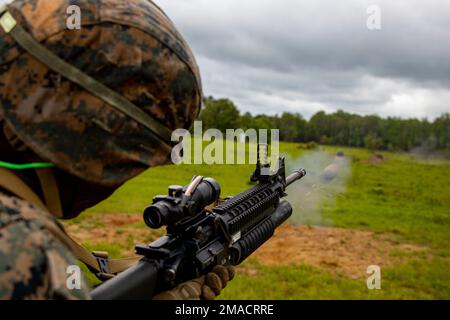 Marines avec son premier peloton, Bravo Company, caserne de Marine, Washington, mène une formation d'infanterie à la base du corps de Marine Quantico, Virginie, 25 mai 2022. Les Marines ont effectué un insert aérien via MV-22 Ospreys et ont affiné leurs compétences en matière de manipulation d'armes lors d'exercices de combat utilisant l'arme anti-armure légère AT-4, le lanceur à grenade M203, l'arme anti-armure légère M72 et le fusil M16A4. Banque D'Images