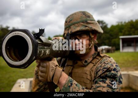 Caporal Luke W. Johnson, rifleman, premier peloton, Bravo Company, casernes marines Washington, Se prépare à tirer une ARME anti-armure LÉGÈRE AT-4 pendant l'entraînement d'infanterie à la base du corps de Marine Quantico, va., 25 mai 2022. Les Marines ont effectué un insert aérien via MV-22 Ospreys et ont affiné leurs compétences en matière de manipulation d'armes lors d'exercices de combat utilisant le LANCEUR À grenade AT-4, M203, M72 armes anti-armure légères et le fusil M16A4. Banque D'Images