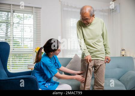 infirmière vérifiant le genou et la jambe après l'intervention chirurgicale d'un patient âgé âgé âgé souffrant de douleurs au genou Banque D'Images