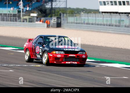 Simon Garrad pilotant son Red an Black, 1992 ans, Nissan Skyline R32, lors du Tony dron Memorial Trophée pour les voitures de tourisme historiques de MRL. Banque D'Images