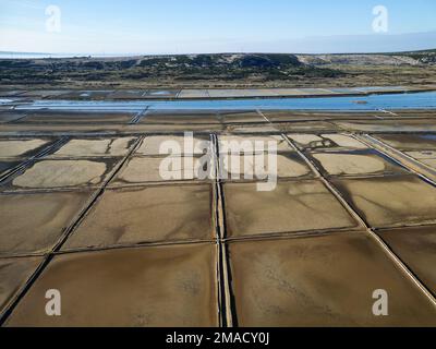 Vue aérienne par drone des champs de sel de Solana Pag, le plus grand producteur de sel de mer de Croatie, et ses opérations sont basées sur une tradition de mille ans. Banque D'Images