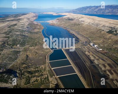 Vue aérienne par drone des champs de sel de Solana Pag, le plus grand producteur de sel de mer de Croatie, et ses opérations sont basées sur une tradition de mille ans. Banque D'Images