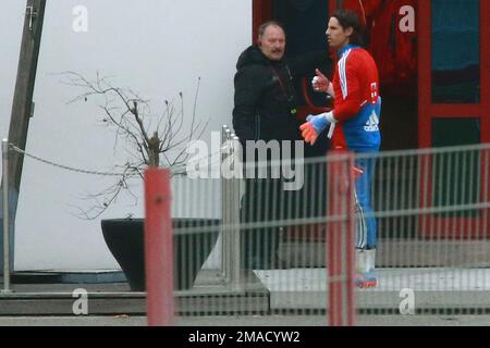 Munich, Allemagne. 19th janvier 2023. Football, Bundesliga, FC Bayern Munich, formation: Gardien de but Yann Sommer (r), nouvelle signature au FC Bayern Munich, gestes après la session de formation. Le transfert du gardien de but Yann Sommer au champion allemand FC Bayern Munich est parfait. Sommer recevra un contrat jusqu'à 30 juin 2025, selon une déclaration de jeudi. (Meilleure qualité possible) Credit: Mladen Lackovic/dpa/Alay Live News Banque D'Images