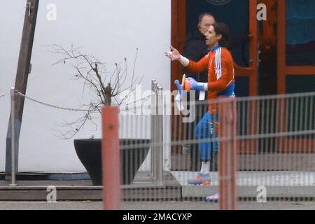 Munich, Allemagne. 19th janvier 2023. Football, Bundesliga, FC Bayern Munich, formation: Gardien de but Yann Sommer (r), nouvelle signature au FC Bayern Munich, gestes après la session de formation. Le transfert du gardien de but Yann Sommer au champion allemand FC Bayern Munich est parfait. Sommer recevra un contrat jusqu'à 30 juin 2025, selon une déclaration de jeudi. (Meilleure qualité possible) Credit: Mladen Lackovic/dpa/Alay Live News Banque D'Images