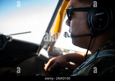 ÉTATS-UNIS Le major de la Force aérienne Edward Rubio, un pilote KC-135 Stratotanker affecté à l'escadron de ravitaillement aérien expéditionnaire 50th, effectue une mission de ravitaillement pour une opération aérienne américaine et royale de Bahreïn au-dessus des États-Unis Zone de responsabilité du Commandement central, 25 mai 2022. Les États-Unis et Bahreïn travaillent conjointement pour améliorer l'interopérabilité dans l'intérêt de la sécurité régionale. Banque D'Images