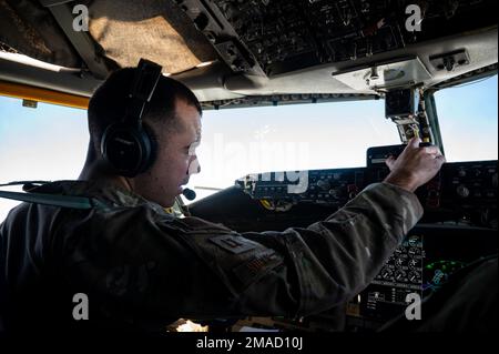 ÉTATS-UNIS Le capitaine de la Force aérienne, Colin Sullivan, un pilote KC-135 Stratotanker affecté à l'escadron de ravitaillement aérien expéditionnaire 50th, vérifie ses instruments de vol au cours d'une mission de ravitaillement pour les opérations aériennes américaines et royales de Bahreïn au-dessus des États-Unis Zone de responsabilité du Commandement central, 25 mai 2022. Les États-Unis et Bahreïn travaillent conjointement pour améliorer l'interopérabilité dans l'intérêt de la sécurité régionale. Banque D'Images