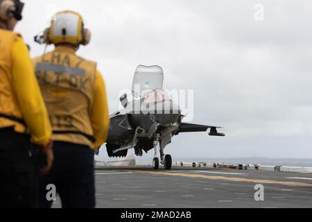 220526-XN177-1198 OCÉAN PACIFIQUE (26 mai 2022) – un F-35B Lightning II affecté à l'escadron d'attaque de chasseurs maritimes (AFMV) 121 terrains à bord du porte-avions amphibie USS Tripoli (LHA 7), 26 mai 2022. Tripoli effectue des opérations de routine dans la flotte américaine 7th. Banque D'Images