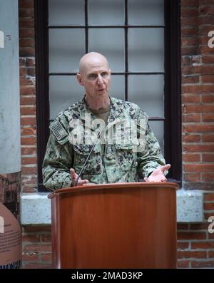 Dana Simon, commandant de la division de Philadelphie, au Centre de guerre de surface navale, formule des remarques de bienvenue à l’occasion de la cérémonie annuelle du jour du souvenir du CNEDP à 25 mai 2022. Banque D'Images