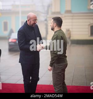 Kiev, Ukraine. 19th janvier 2023. Le président ukrainien Volodymyr Zelenskyy, à droite, accueille le président du Conseil européen Charles Michel à son arrivée au Palais Mariinsky, à 19 janvier 2023, à Kiev, en Ukraine. Credit: Présidence de l'Ukraine/Présidence de l'Ukraine/Alamy Live News Banque D'Images