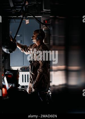 ÉTATS-UNIS Tech. De la Force aérienne Le Sgt Skyler Riley, 16th escadron des opérations spéciales AC-130J, Chargmaster de canonnière Ghostrider, prépare l'avion pour le décollage sur la base aérienne de Cannon, N.M., 25 mai 2022. L'escadre des opérations spéciales de 27th s'est associée à Sam Eckholm, créateur de contenu multimédia, pour mettre en valeur la préparation et la pertinence de l'escadre dans les conflits futurs. Banque D'Images