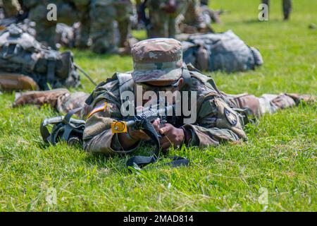 Maurice Bellam, un cadet de l'Académie militaire des États-Unis, tire la sécurité lors d'un exercice sur le terrain pendant l'entraînement de perfectionnement des cadres des cadets (CDMT) au Camp Buckner à West point, NY., 29 mai 2022. Le but de la LDCT est de préparer les cadets aux postes de direction tactique au peloton. Les diplômés feront preuve de confiance et de compétence dans les attributs de leadership en appliquant le processus d'opération de l'Armée de terre dans la préparation et l'exécution des missions pour préparer les cadets au grade de lieutenant après la mise en service. Banque D'Images