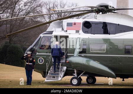 Washington, États-Unis. 19th janvier 2023. LE président AMÉRICAIN Joe Biden quitte la Maison-Blanche pour la Californie, où il examinera les dommages causés par les récentes inondations, à Washington, DC, Etats-Unis, le 19 janvier 2023. Credit: SIPA USA/Alay Live News Banque D'Images