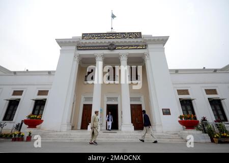 Une vue de la salle provinciale vide de Khyber Pakhtunkhwa alors que l'assemblée est dissoute suite à l'avis du ministre en chef Mahmood Khan. Pakistan Tehrik-e-Insaf, un parti politique qui était au pouvoir dans les provinces du KPK et du Punjab a dissous les deux assemblées provinciales alors que le parti cherche à regagner le pouvoir avant les prochaines élections générales, qui se tiendront en août, Après en avril 2022, le chef du parti et ancien Premier ministre, Imran Khan, a perdu une motion de censure lancée par une alliance de plusieurs partis, dirigée par la Ligue musulmane du Pakistan du Premier ministre Shehbaz Sharif (Nawaz). Khan a accus Banque D'Images