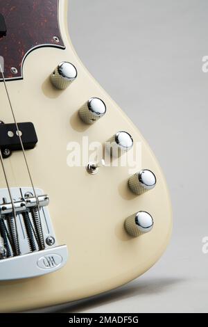 Guitare basse Mayones Jabba 422 Banque D'Images