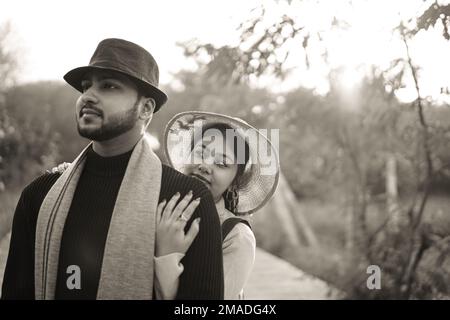 Photo d'un jeune couple indien au studio photo Paradise à Delhi, Inde, avant le mariage. Couple romantique photographié à Delhi. Meilleur jeune couple Inde photo Banque D'Images