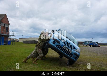 Les membres du train de vol de l'escadron de lecture logistique 442d sur la redressement d'une voiture roulée 25 mai 2022, sur la Royal Air Force Mildenhall, en Angleterre. La formation a été assurée par M. Nicholas Turpin, le gestionnaire de la formation à l'exploitation des véhicules du SRL en 100. Banque D'Images