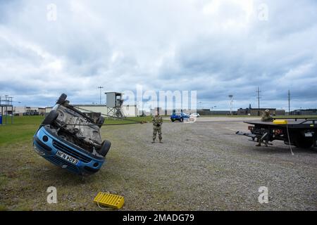 Les membres du train de vol de l'escadron de lecture logistique 442d sur la redressement d'une voiture roulée 25 mai 2022, sur la Royal Air Force Mildenhall, en Angleterre. La formation a été assurée par M. Nicholas Turpin, le gestionnaire de la formation à l'exploitation des véhicules du SRL en 100. Banque D'Images