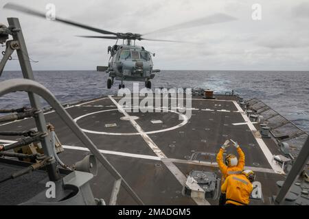 MER DES PHILIPPINES (25 mai 2022) un hélicoptère MH-60R Sea Hawk, affecté aux “seigneurs de guerre” de l’escadron de frappe maritime d’hélicoptère (HSM) 51, décolle du pont de vol du destroyer de missiles guidés USS Benfold (DDG 65) de la classe Arleigh Burke pendant les opérations de vol. Benfold est affecté au Commandant de la Force opérationnelle (CTF) 71/Destroyer Squadron (DESRON) 15, le plus grand DESRON déployé à l’avant de la Marine et la principale force de surface de la flotte américaine 7th. Banque D'Images