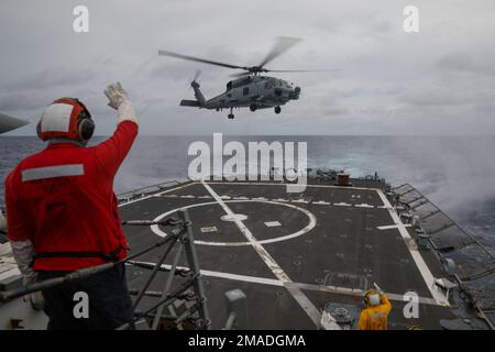 MER DES PHILIPPINES (25 mai 2022) un hélicoptère MH-60R Sea Hawk, affecté aux “seigneurs de guerre” de l’escadron de frappe maritime d’hélicoptère (HSM) 51, décolle du pont de vol du destroyer de missiles guidés USS Benfold (DDG 65) de la classe Arleigh Burke pendant les opérations de vol. Benfold est affecté au Commandant de la Force opérationnelle (CTF) 71/Destroyer Squadron (DESRON) 15, le plus grand DESRON déployé à l’avant de la Marine et la principale force de surface de la flotte américaine 7th. Banque D'Images