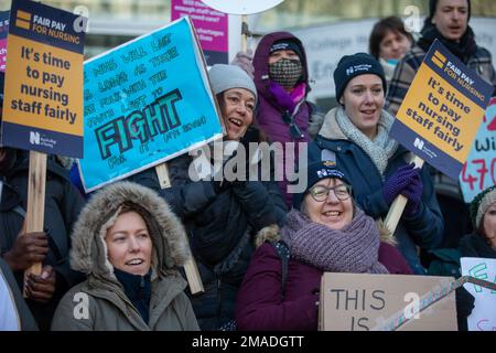 Londres, Angleterre, Royaume-Uni. 19th janvier 2023. Les infirmières sont vues à la ligne de piquetage à l'extérieur du University College London Hospital le 2nd jour de 48 heures de marche. (Credit image: © Tayfun Salci/ZUMA Press Wire) USAGE ÉDITORIAL SEULEMENT! Non destiné À un usage commercial ! Banque D'Images