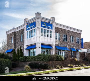 MATTHEWS, NC, USA-15 JANVIER 2023: Truliant Federal Credit Union on Trade Street. Banque D'Images