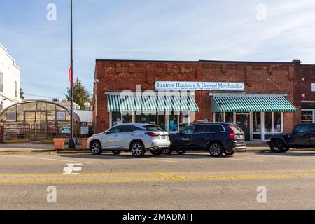 MATTHEWS, NC, USA-15 JANVIER 2023 : quincaillerie et marchandises générales de Renfrow, sur Trade Street, dans le centre-ville. Banque D'Images