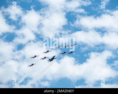 Avions de chasse Snowbird avec un avion de chasse CF : un groupe de jets de chasse aérobie snowbird accompagnent un avion de chasse beaucoup plus grand dans le ciel au-dessus d'Ottawa pour les célébrations de la fête du Canada. Banque D'Images