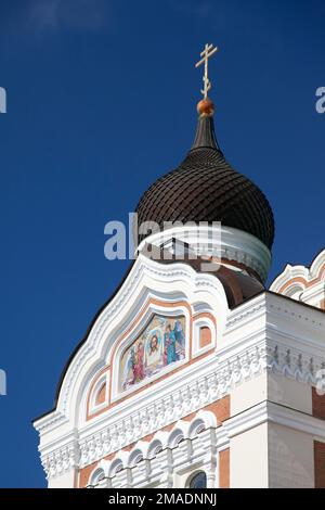 Estonie, Tallinn, Alexandre Nevsky Cathédrale orthodoxe dômes avec croix d'or à Toompea. Banque D'Images