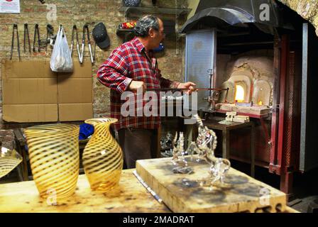 Le maître souffleur de verre travaille avec du verre liquide dans le four à Venise, Italie, 15 novembre 2008 Banque D'Images