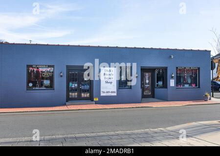 PINEVILLE, NC, USA-15 JANVIER 2023: Dick's Bicycle Repair Shop dans le centre-ville. Banque D'Images