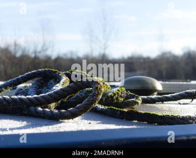 Corde de mousse gelée sur le toit du bateau à rames Oxford canal Aynho Banque D'Images