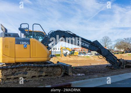 PINEVILLE, NC, USA-15 JANVIER 2023 : chantier de construction en centre-ville avec deux tracteurs rétro. Soleil, ciel bleu. Banque D'Images