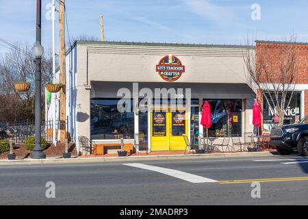 PINEVILLE, NC, USA-15 JANVIER 2023: Kit's Trackside Crafts sur main Street. Soleil, ciel bleu. Banque D'Images