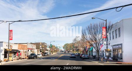 PINEVILLE, NC, USA-15 JANVIER 2023 : vue grand angle sur main Street dans un ciel bleu, jour d'hiver ensoleillé. Banque D'Images