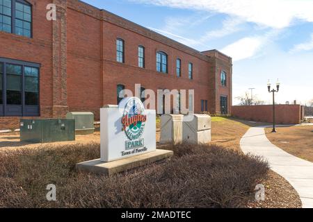 PINEVILLE, NC, USA-15 JANVIER 2023 : panneau du monument à l'entrée du Jack Hughes Memorial Park dans le centre-ville. Banque D'Images