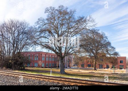 PINEVILLE, NC, USA-15 JANVIER 2023 : campus pour le département de police de Pineville, l'hôtel de ville et la bibliothèque. Soleil, ciel bleu jour d'hiver. Banque D'Images