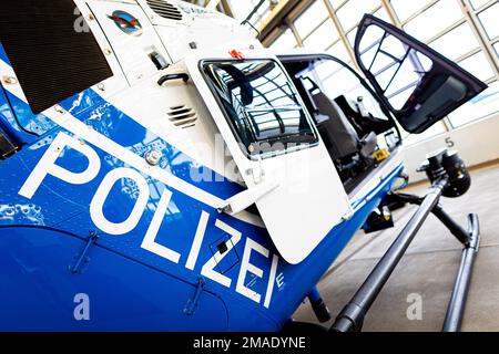 Langenhagen, Allemagne. 16th janvier 2023. Un hélicoptère de police Airbus EC-135 P2 de l'escadron d'hélicoptères de police de Basse-Saxe est stationné sur le terrain de l'aéroport de Hanovre-Langenhagen. Credit: Moritz Frankenberg/dpa/Alay Live News Banque D'Images
